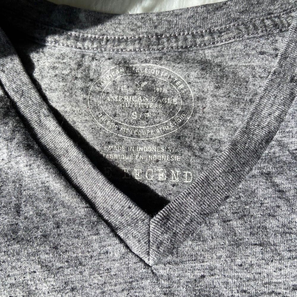 Men’s American Eagle v neck gray t short sleeve - Picture 2 of 3